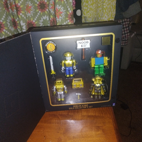 Roblox Icons Gold Collector's Set New - Picture 3 of 3